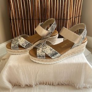 Anne Klein sz 6 Shimmer Sandals with elastic strap over top of foot